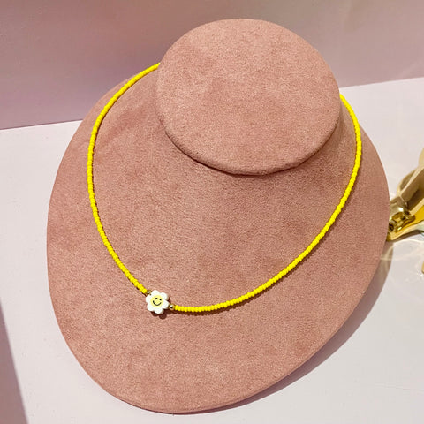 Collar amarillo con margarita.