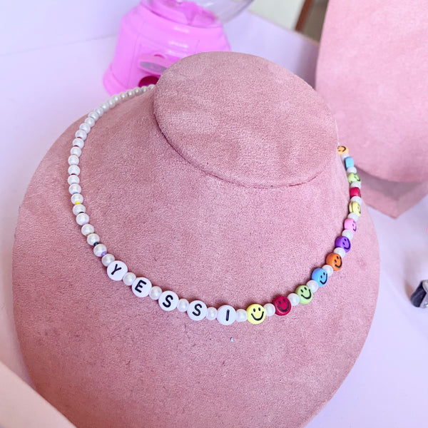 Collar nombre caritas.